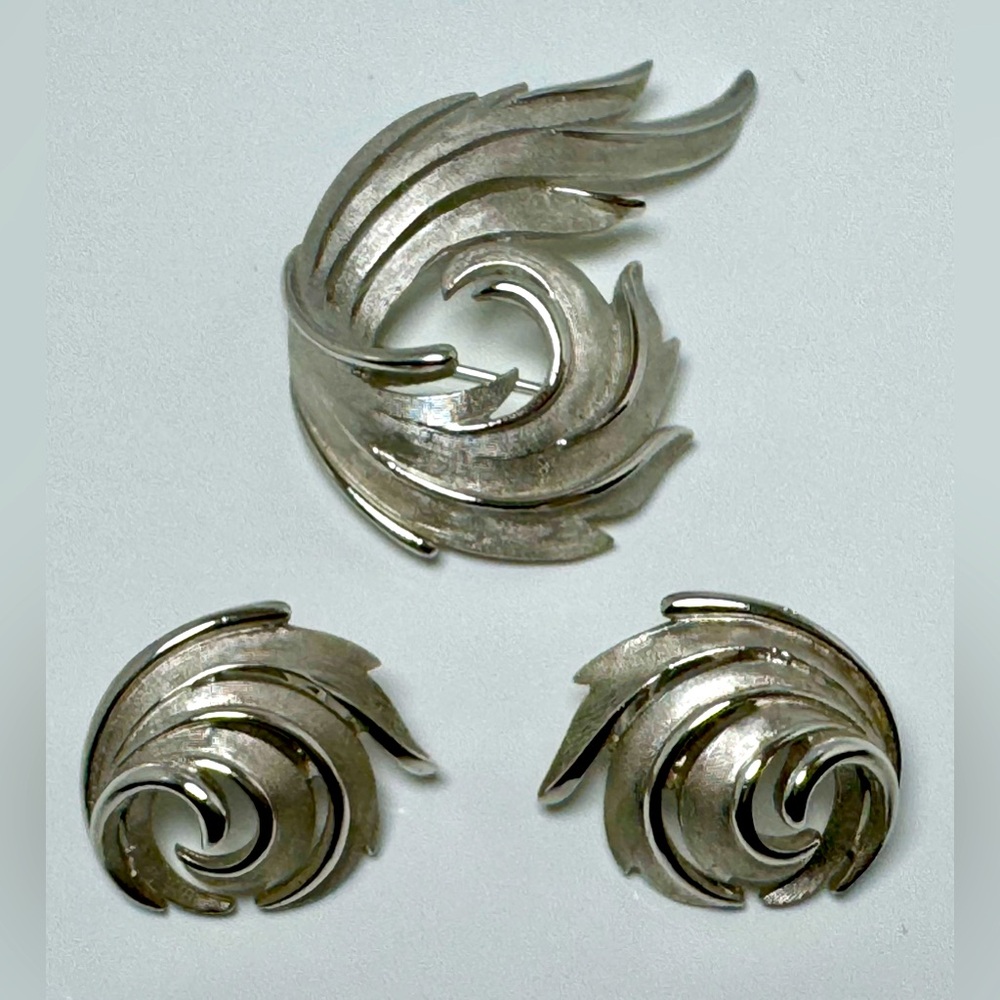 Vintage Crown Trifari Silver Tone Abstract Swirled Flourish Brooch & Earrings